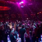 Una nube de confeti cae sobre la pista de baile, coronada por una bola de discoteca que ni en las mejores rave.