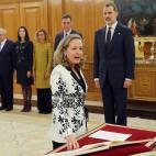 La nueva vicepresidenta de Asuntos Económicos y Transformación Digital, Nadia Calviño jura su cargo durante la jura de ministros del nuevo gobierno en un acto celebrado en el Palacio de Zarzuela en Madrid este lunes 13 de enero de 2020.