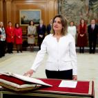 La vicepresidenta de Transición Ecológica y Reto Democrático, Teresa Ribera , jura o promete su cargo ante el rey Felipe VI en el acto de toma de posesión, en el que presidente del Gobierno, Pedro Sánchez, está presente, este lunes en el ...