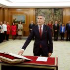 El ministro del Interior, Fernando Grande-Marlaska, jura o promete su cargo ante el rey durante el acto de toma de posesión del nuevo gobierno, este lunes en el Palacio de la Zarzuela.