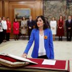 La nueva ministra de Política Territorial y Función Pública, Carolina Darias, jura o promete su cargo ante el rey durante el acto de toma de posesión del nuevo gobierno, este lunes en el Palacio de la Zarzuela.