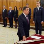 El ministro de Agricultura, Pesca y Alimentación, Luis Planas, jura o promete su cargo ante el rey durante el acto de toma de posesión del nuevo gobierno, este lunes en el Palacio de la Zarzuela.