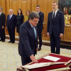 El nuevo ministro de Seguridad Social, Inclusión y Migraciones, José Luis Escrivá jura su cargo en un acto celebrado en el Palacio de Zarzuela en Madrid este lunes 13 de enero de 2020.