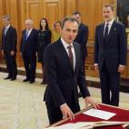 El ministro de Ciencia e Innovación, Pedro Duque jura su cargo durante un acto celebrado en el Palacio de Zarzuela en Madrid este lunes 13 de enero de 2020.