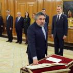 El nuevo ministro de Cultura y Deporte, José Manuel Rodríguez Uribes, jura o promete su cargo ante el rey durante el acto de toma de posesión del nuevo gobierno, este lunes en el Palacio de la Zarzuela.