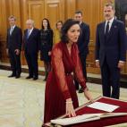 La ministra de Industria y turismo, Reyes Maroto, jura o promete su cargo ante el rey Felipe VI en el acto de toma de posesión, en el que presidente del Gobierno, Pedro Sánchez, está presente, este lunes en el Palacio de la Zarzuela.