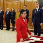 La nueva ministra de Asuntos Exteriores, Unión Europea y Cooperación, Arancha González Laya,promete su cargo ante el rey durante el acto de toma de posesión del nuevo gobierno, este lunes en el Palacio de la Zarzuela.