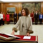 La ministra de Defensa, Margarita Robles jura su cargo durante un acto celebrado en el Palacio de Zarzuela en Madrid este lunes 13 de enero de 2020.