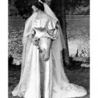 Leslie, la madre de Abby, lo llevó en su boda con Richard T. Kingston Jr. en agosto de 1977.