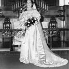 Virginia Kearns añadió un lazo para ribetear la parte de abajo del vestido en agosto de 1989 cuando se casó con Charles Stinnett.