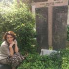 Ayanta Barilli, a los pies de la tumba de su abuela &Aacute;ngela.