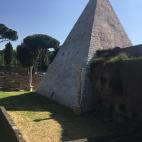 La pir&aacute;mide Cestia, del a&ntilde;o 12 a.C., situada en el &aacute;rea conocido como Parte Antica (cementerio viejo).