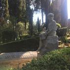 Escultura junto a la tumba de un ni&ntilde;o.