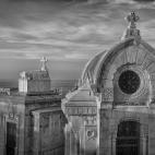 Este camposanto está situado frente al mar en un alto, lo que lo convierte en un hermoso cementerio marítimo. Se construyó en el siglo XIX y, al contrario del valenciano, llaman la atención los pináculos, chapiteles, torres y cruces que eme...