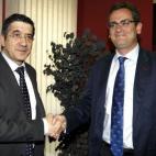 Quien fuera lehendakari Juan José Ibarretxe, comparó a ambas formaciones con ETA en un acto en 2001: "Frente al no de ETA a la vida y frente al no del PP y el PSOE al diálogo, el sí a la vida y al diálogo".