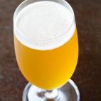 De ninguna manera, la barriga cervecera no existe. No hay nada mágico en el alcohol de la cerveza, que tiene las mismas calorías que cualquier otra bebida alcohólica. Además beberla con moderación puede ser incluso beneficioso ya que evita ...