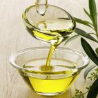 De eso nada. El aceite de oliva pasó de estar demonizado en los años 60 y 70 a ser una fuente de virtudes. Ayuda a controlar el colesterol y la arteriosclerosis, previene la oxidación de las células, ayuda a prevenir la presión arterial, es...