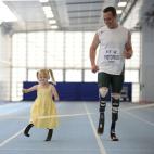 Pistorius quiso conocer a Ellis Challis, de cinco años, que también usa prótesis, y de su encuentro quedaron imágenes como esta. La pequeña, que perdió sus manos y sus pies por una meningitis cuando tenía 15 años, cruzó la línea primer...