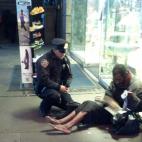 Jennifer Foster, policía, estaba de visita en Nueva York con su novio cuando. Cuando iba a acercarse a dar unas monedas a este hombre descalzo en Times Square vio a un oficial de policía, Larry DePrimo, acercarse al hombre con un par de botas....