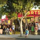 Caine, un chaval de nueve años, se pasó el verano construyendo un salón de juego con cartón en la parte trasera de la tienda de su padre. Un cineasta que conoció su iniciativa le hizo un corto y contribuyó a que todos sus vecinos dieran un...