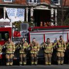 Daniel Barden, un niño de siete años asesinado en el tiroteo en la escuela Sandy Hook, quería ser bombero, como su tío. En un tributo a su sueño bomberos de varios estados le hicieron un pasillo de honor en su funeral.