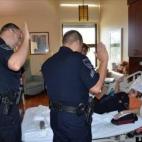 Un chaval con un tumor cerebral incurable se convirtió en el oficial de policía más joven de su ciudad en una ceremonia en un centro de salud de Brighton (Colorado)