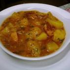 Un guiso que además incorpora chorizo, panceta, pan y almendras tostadas. Aquí puedes ver cómo se prepara.