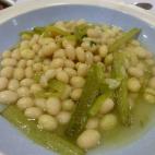 Necesitarás muy pocos ingredientes para elaborar este plato tan nutritivo y sabroso. Bastará con cocer las verduras en caldo durante una hora y luego preparar un sofrito. Puedes leer la receta en CookPad.