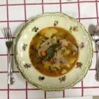 Un guiso anticrisis sacado del recetario tradicional. Además de la carne, lleva patata, zanahoria, cebolla y pimiento verde. Estos son los pasos para preparar este plato.