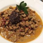 Se puede utilizar habas frescas, pero también vale con las congeladas. La butifarra, la panceta y el jamón le darán un sabor espectacular a este plato perfecto para entonar el cuerpo. Aprende a cocinarlas siguiendo esta receta.