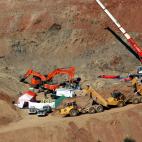 Mineros y bomberos, juntos con todos los medios a su alcance para dar con el peque&ntilde;o.