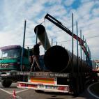 Un grupo de operarios descarga parte de las canalizaciones que se iban a emplear en el rescate.