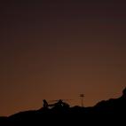De d&iacute;a y de noche, los trabajos no han parado. En la imagen, el helic&oacute;ptero de la Guardia Civil, en el monte donde est&aacute; el pozo.