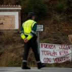 &quot;Fuerza, Julen. Totat&aacute;n est&aacute; con vosotros&quot;. Una de las pancartas m&aacute;s fotografiadas de estos d&iacute;as, junto al dispositivo de la Guardia Civil.