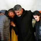 Los padres de Julen, a la izquierda de la imagen, abrazados por el padre de Mariluz Cort&eacute;s, Juan Jose Cortes, durante una vigilia.