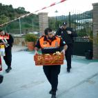 Daniel Alcaide, coordinador de Protecci&oacute;n Civil de Moclinejo, llevando fruta a sus compa&ntilde;eros de labor.