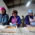 La solidaridad de un pueblo hecha croquetas, potajes y bocadillos. Todo para la familia y los rescatadores.