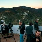 La espera de los medios de comunicaci&oacute;n, esperanzados en contar una buena noticia, criticados en parte tambi&eacute;n por la cobertura insistente y amarillista de algunos espacios.