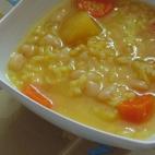 La olleta es un plato típico alicantino, concretamente de Alcoy. Se trata de un guiso de verduras, arroz, patata y alubias. Es un plato vegetariano completo, ideal para los días de frío. Aprende a prepararlo con esta receta.