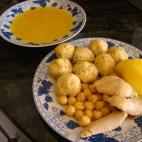 Un plato perfecto para los días de frío e incluso para las celebraciones navideñas. Las pelotas se hacen con blancos (embutido murciano), pechugas y longaniza, además de pan y piñones. Consulta la receta paso a paso en CookPad.