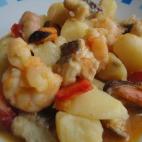 La receta original vasca es con bonito, pero se puede usar cualquier otro tipo de pescado y mariscos para obtener un plato delicioso, perfecto para los días de entretiempo. Aquí tienes la receta, explicada paso a paso.