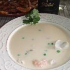 Se prepara con gambas peladas cocidas, una cola de rape, guisantes, caldo, mayonesa casera y vino Jaifa o de Jerez. Está deliciosa caliente, pero también se puede tomar en frío. Consulta la receta completa de esta sopa en CookPad.