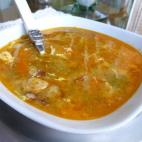 Una receta de toda la vida para templar el cuerpo en días de frío. Se prepara con puerro, pimiento verde, zanahoria, jamón, huevo y miga de pan. Aquí puedes ver la receta explicada paso a paso.