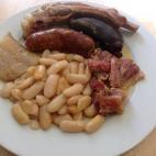 Las fabes no pueden faltar, pero tampoco el chorizo, la morcilla, la costilla de cerdo, panceta y un trozo de jamón con hueso. Con esos ingredientes podrás preparar este plato tan rico y contundente. La receta para prepararla puedes encontra...