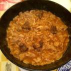 En su origen se preparaba con carne de caza, pero utilizando un buen pollo de campo o conejo saldrá igualmente rico. Los guíscanos (níscalos) le dan un toque buenísimo y muy apetecible en esta época. Así es como se cocina este guiso.