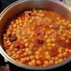 Un guiso tradicional con mano de cerdo, chorizo, costilla, morcilla, panceta y carne de cerdo. ¡Consistente y rico! Puedes aprender la receta en CookPad.