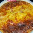 Una versión de la tradicional sopa de ajo castellana. Una vez preparada la sopa, se pone en una cazuela de barro, se cubre con huevo batido, trocitos de jamón serrano y dulce y unos ajos. Se añade el queso rallado y se gratina. Puedes consul...