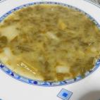 Un plato bien nutritivo, ya que combina verduras (grelos y habas), carne (unto, lacón, costilla y panceta, aunque puede variar al gusto) y patatas. Muy reconfortante para los meses de otoño e invierno. Consulta la receta de cómo se prepara aquí.