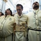 Banderas, cantando abrazado a otros cofrades.