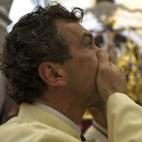 Banderas, emocionado tras suspender el desfile procesional de María Santísima de Lágrimas y Favores y volver a la casa de hermandad en la Iglesia San Juán, este Domingo de Ramos en Málaga.